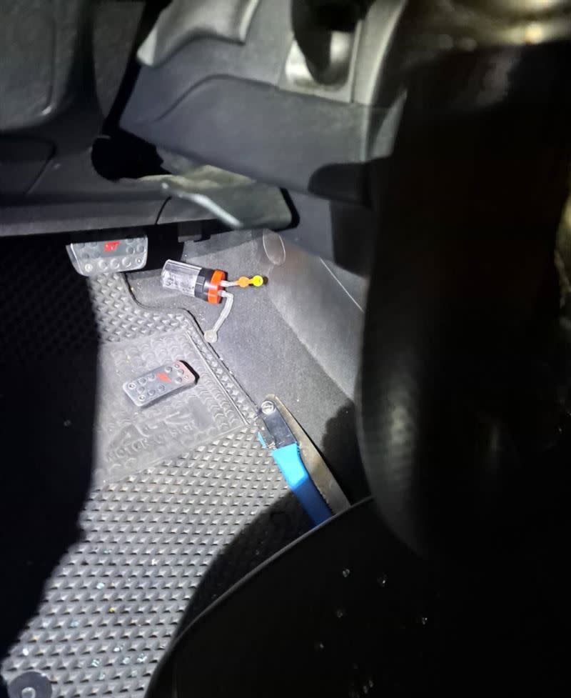 何男送醫後，警方在其駕駛座下發現長鋸跟毒品吸食器。（圖／翻攝畫面）