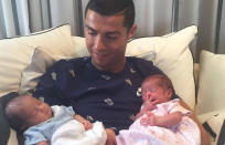 <p>Sabíamos que Cristiano Ronaldo iba a ser padre junto a Georgina Rodríguez (el primero de la pareja y el segundo niño para él), pero unos meses antes del nacimiento de Martina nos pillaba por sorpresa el anuncio del futbolista de que había tenido mellizos mediante gestación subrogada. Con esta imagen presentó en junio del año pasado a los pequeños Eva y Mateo. (Foto: Instagram / <a rel="nofollow noopener" href="http://www.instagram.com/cristiano/?hl=es" target="_blank" data-ylk="slk:@cristiano;elm:context_link;itc:0;sec:content-canvas" class="link ">@cristiano</a>). </p>