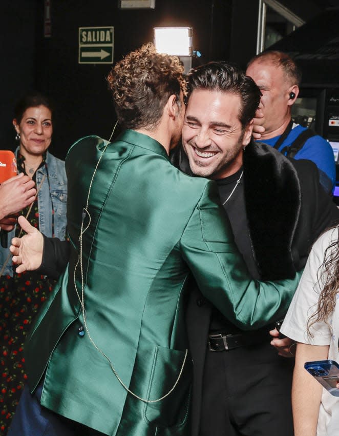 David Bisbal y Bustamante se dan un abrazo