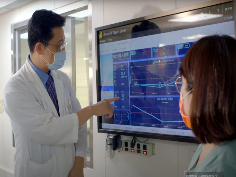 中國大附醫獲2024世界最佳智慧醫院，護理人員透過使用智海AI語音醫療系統，即時記錄患者病況，縮短作業時間。（圖：中醫大附醫提供）