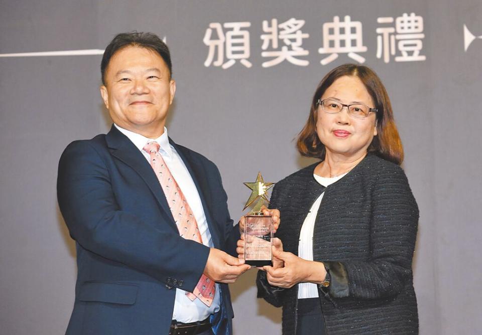 中國時報副社長王儒哲（圖左）頒獎給中華郵政副總經理楊素珠。（范揚光攝）