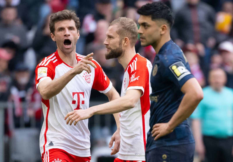 Bayern Munich's Thomas Mueller celebrates with Konrad Laimer their side's fourth goal of the game during the German Bundesliga Soccer match between Bayern Munich and FSV Mainz 05 at the Allianz Arena. Sven Hoppe/dpa