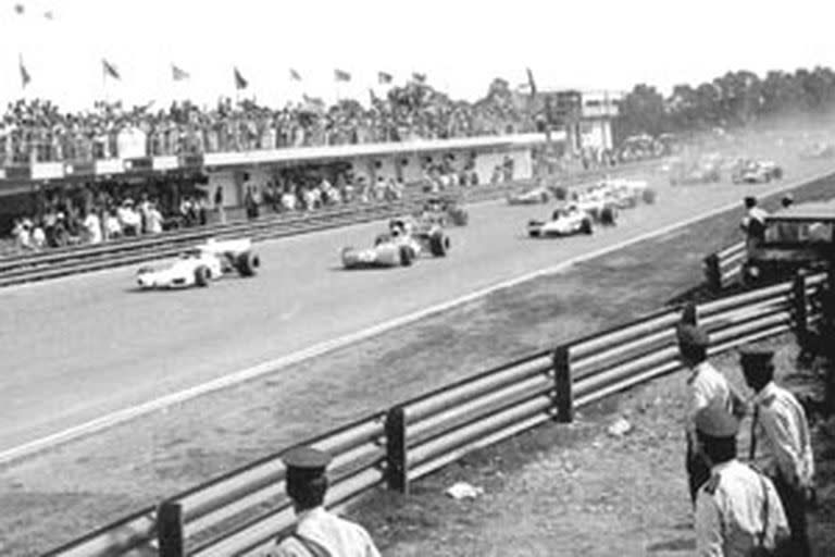 El BT 34 de Reutemann, adelante; a su izquierda, el Tyrrell 
de Stewart; el argentino sorprendió con la pole y luego finalizó 7º