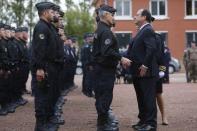 French President Francois Hollande meets officers of the French Gendarmerie in Calais as part of his visit to the northern French port which is home to the "Jungle" migrant camp, France, September 26, 2016. REUTERS/Thibault Vandermersch/Pool