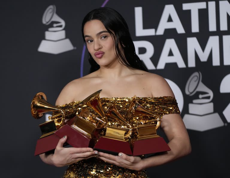 Rosalía con los cuatro Latin Grammy que obtuvo en 2022; este año su país será sede de los premios