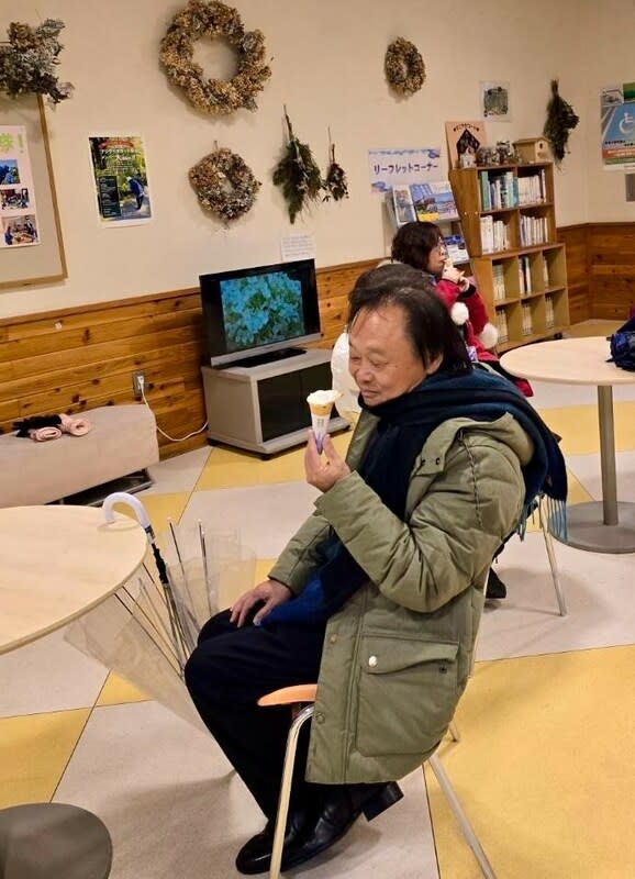 民進黨立委王世堅po出自己在北海道下雪天時吃霜淇淋的照片。 圖：取自王世堅Threads