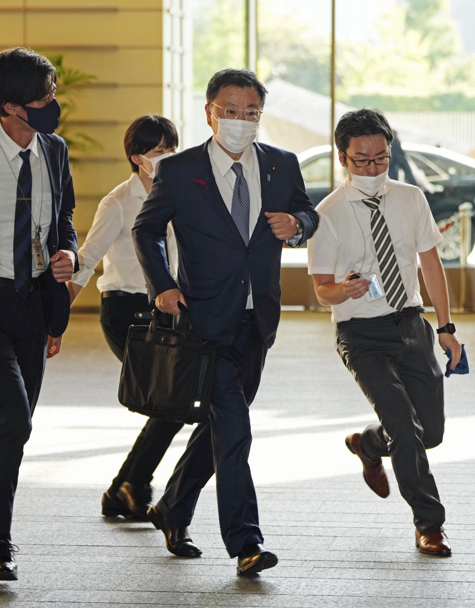 El secretario de Gabinete de Japón, Hirokazu Matsuno, al centro, llega a la oficina del primer ministro, el martes 4 de octubre de 2022, en Tokio. (Kyodo News via AP)