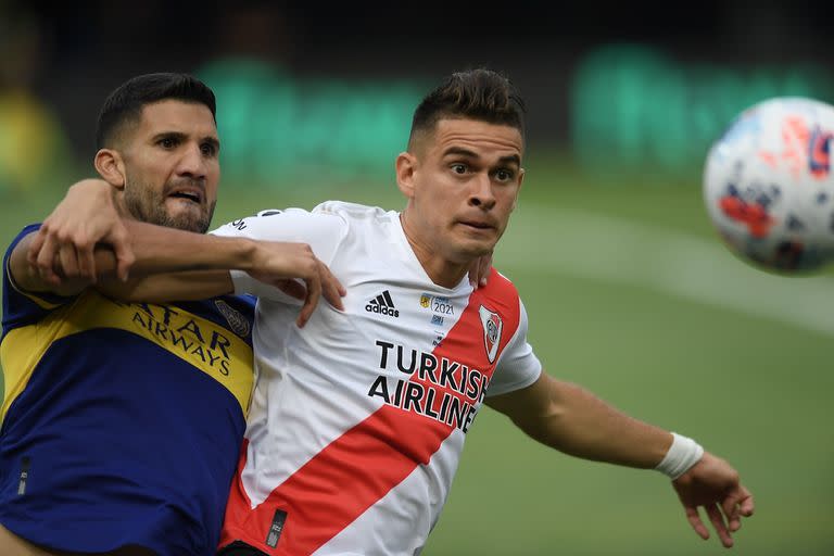 Una de las parejas que se formarán en el superclásico de este domingo: Rafael Santos Borré (River) y Lisandro López (Boca).