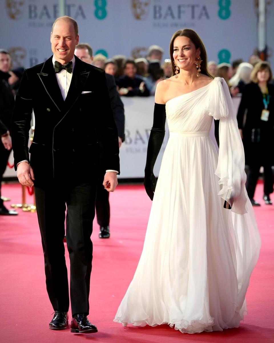 2023年，凱特王妃（右）與威廉王子一起出席英國奧斯卡頒獎典禮。（翻攝@KensingtonRoyal推特）