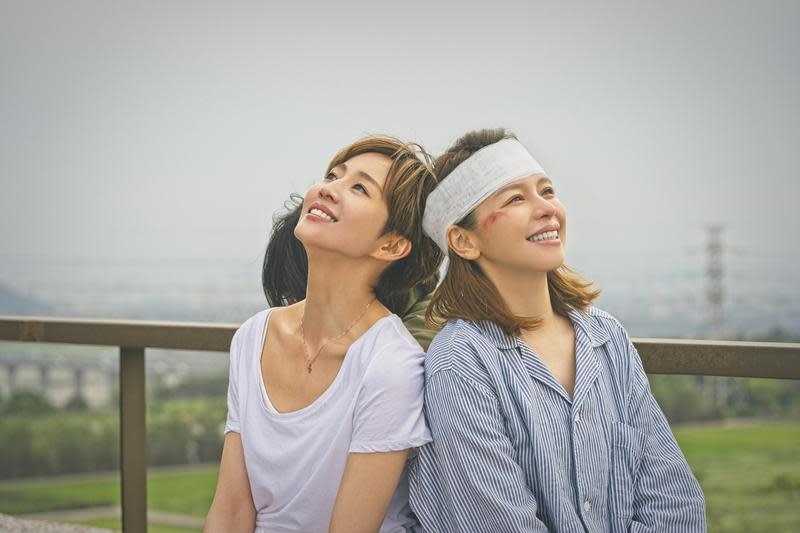 張鈞甯睽違7年終於主演台劇，與徐若瑄在《誰在你身邊》扮演一對姊妹。（Warner Media提供）