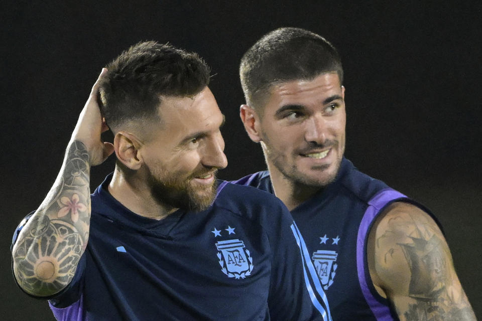 Lionel Messi y Rodrigo de Paul se entrenaron para disputar el encuentro entre Holanda y Argentina en Qatar 2022 (Foto: JUAN MABROMATA/AFP via Getty Images)