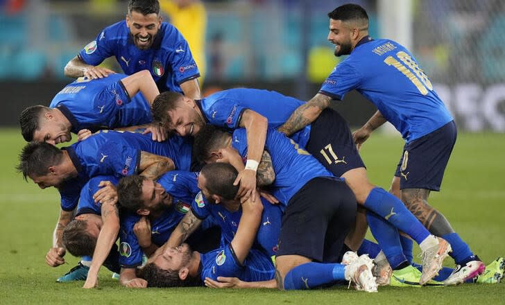 Manuel Locatelli celebra con sus compañeros tras anotar uno de sus goles en la victoria de Italia sobre Suiza por el Grupo A de la Eurocopa, en el Estadio Olímpico de Roma, Roma, Italia