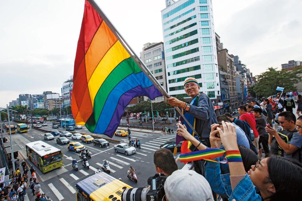 第15屆同志大遊行10月28日於台北展開，訴求「終止遺憾、拒絕等待」，同婚釋憲案聲請人祈家威高舉彩虹旗助陣。