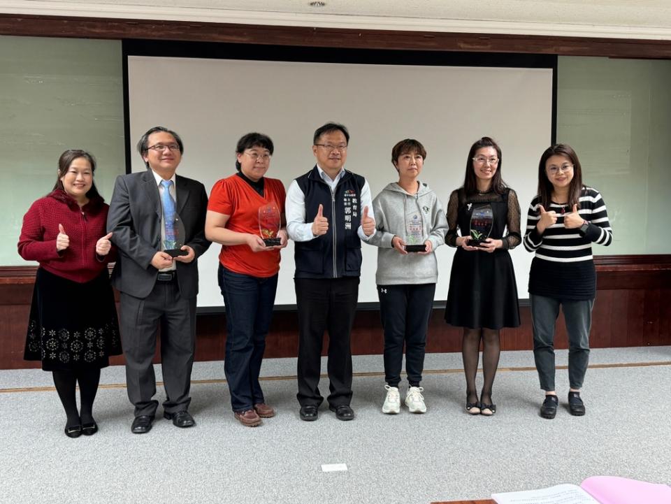 《圖說》教育局主任秘書郭明洲（中）頒發獎牌給食農教育4名績優推手。