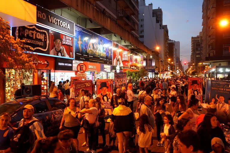 La peatonal Rivadavia durante la temporada pasada, poblada de espectáculos y turistas