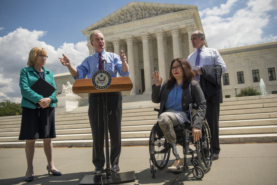 <p>Hospitalisée à Washington, Tammy Duckworth reçoit alors la visite d’un certain Barack Obama, qui se déplace sans aucun photographe. Crédit photo : Getty Images </p>