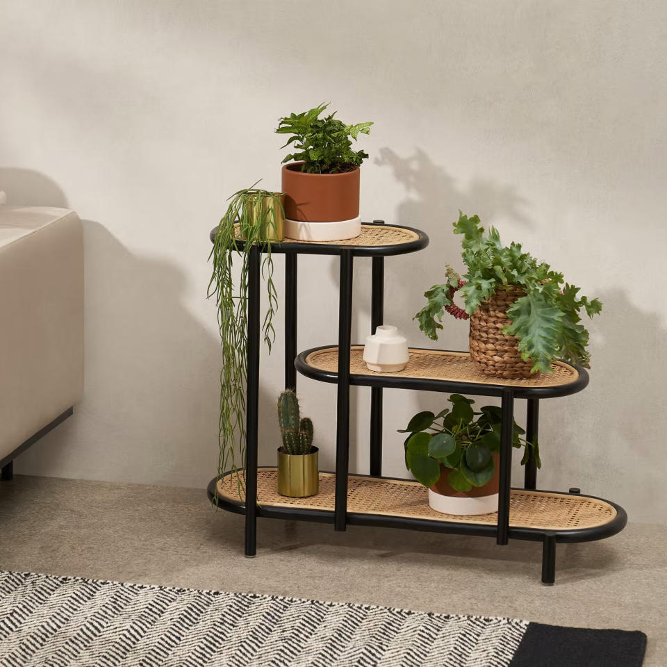 <p>Étagère porte-plantes à 3 niveaux, Agota - made.com : 165 €</p><br><a href="https://www.made.com/fr/agota-etagere-porte-plantes-a-3-niveaux-cannage-naturel-et-bois-noir" rel="nofollow noopener" target="_blank" data-ylk="slk:Acheter;elm:context_link;itc:0;sec:content-canvas" class="link ">Acheter</a><br><a href="https://www.elle.fr/Deco/News-tendances/Cannage#xtor=AL-541" rel="nofollow noopener" target="_blank" data-ylk="slk:Voir la suite des photos sur ELLE.fr;elm:context_link;itc:0;sec:content-canvas" class="link ">Voir la suite des photos sur ELLE.fr</a><br><h3> A lire aussi </h3><ul><li><a href="https://www.elle.fr/Deco/Pieces/Salon/Meubles-objets/Les-luminaires-ont-la-fibre-naturelle#xtor=AL-541" rel="nofollow noopener" target="_blank" data-ylk="slk:Les luminaires ont la fibre naturelle;elm:context_link;itc:0;sec:content-canvas" class="link ">Les luminaires ont la fibre naturelle</a></li><li><a href="https://www.elle.fr/Deco/Pieces/Chambre/Linge-de-lit-le-lin-reprend-du-service#xtor=AL-541" rel="nofollow noopener" target="_blank" data-ylk="slk:Linge de lit en lin : on ne s'en lassera jamais;elm:context_link;itc:0;sec:content-canvas" class="link ">Linge de lit en lin : on ne s'en lassera jamais</a></li><li><a href="https://www.elle.fr/Deco/Pieces/Cuisine/cuisines-en-bois-naturel#xtor=AL-541" rel="nofollow noopener" target="_blank" data-ylk="slk:Des cuisines en bois naturel modernes et chaleureuses;elm:context_link;itc:0;sec:content-canvas" class="link ">Des cuisines en bois naturel modernes et chaleureuses</a></li><li><a href="https://www.elle.fr/Astro/Horoscope/Quotidien#xtor=AL-541" rel="nofollow noopener" target="_blank" data-ylk="slk:Consultez votre horoscope sur ELLE;elm:context_link;itc:0;sec:content-canvas" class="link ">Consultez votre horoscope sur ELLE</a></li></ul>