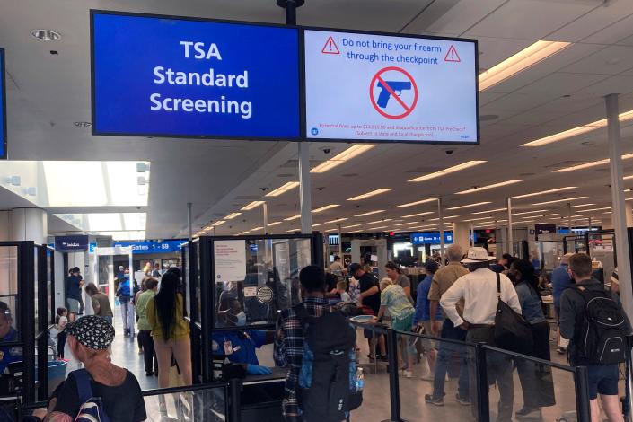 La Transportation Security Administration a trouvé 6 542 armes à feu aux points de contrôle de sécurité des aéroports en 2022.