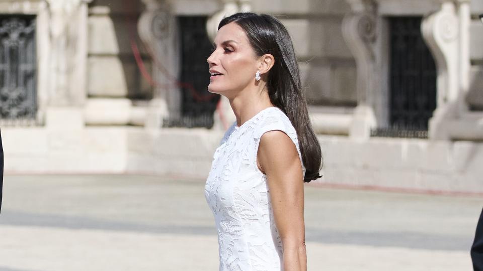 spanish royals receive president of colombia and his wife at the royal palace