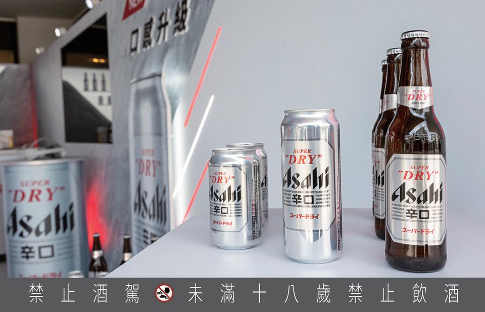 新款啤酒的瓶身將品牌的經典銀色以磨砂霧面和光滑亮面交錯呈現，創造多層次的金屬質感。（日本Asahi朝日集團提供）