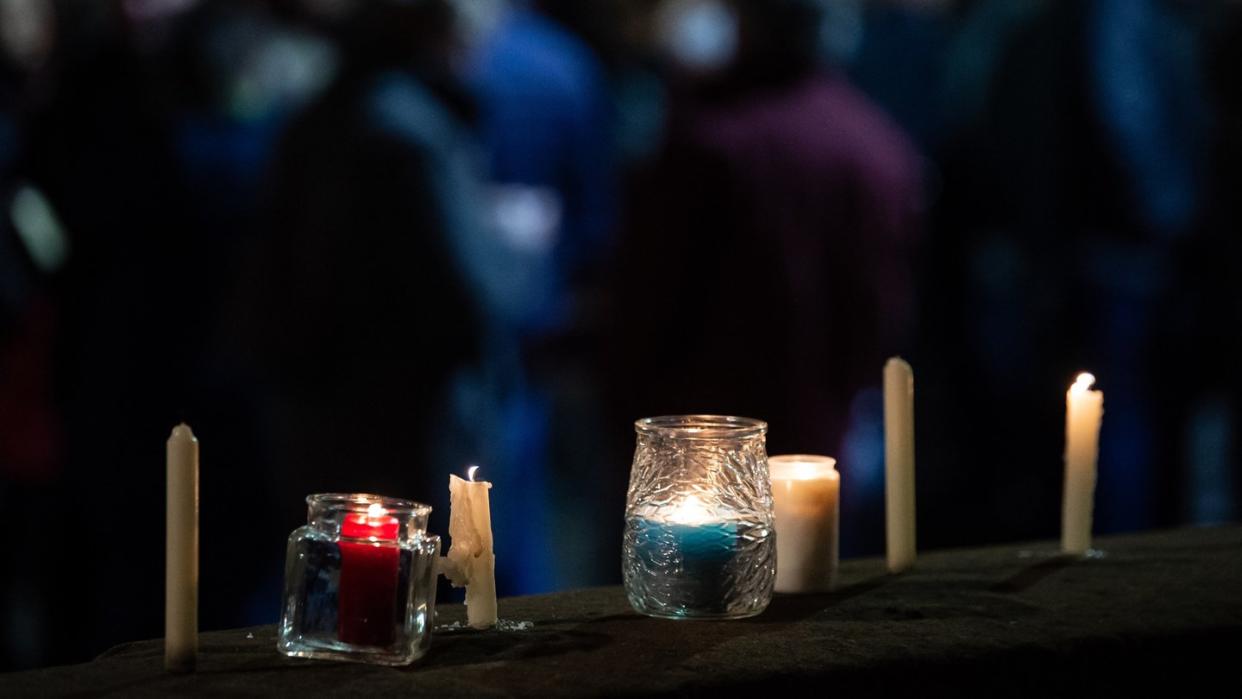 Kerzen stehen nach dem ökumenischen Gottesdienst an der Kirche St. Marien. Am Vortag war 29-Jähriger mit seinem Auto in einen Karnevalsumzug gerast.