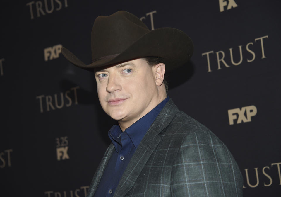 <p>En los 90 Brendan Fraser era uno de los actores más exitosos gracias, entre otras películas, a la saga de ‘La momia’. Sin embargo, Hollywood se ha olvidado de él y él no ha dejado de gastar dinero, por lo que su situación económica es muy preocupante. La gota que colmó el vaso fue el divorcio de su mujer, que le pide 25.000 dólares mensuales. El intérprete argumenta que eso le dejaría con una deuda de 37.000 dólares al mes. (Foto: Evan Agostini / Invision / AP). </p>