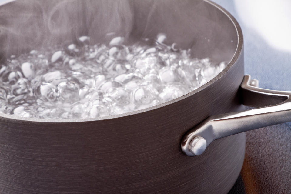 Wasser abkochen ist die sicherste Methode, um Keime abzutöten (Symbolbild: Getty Images)