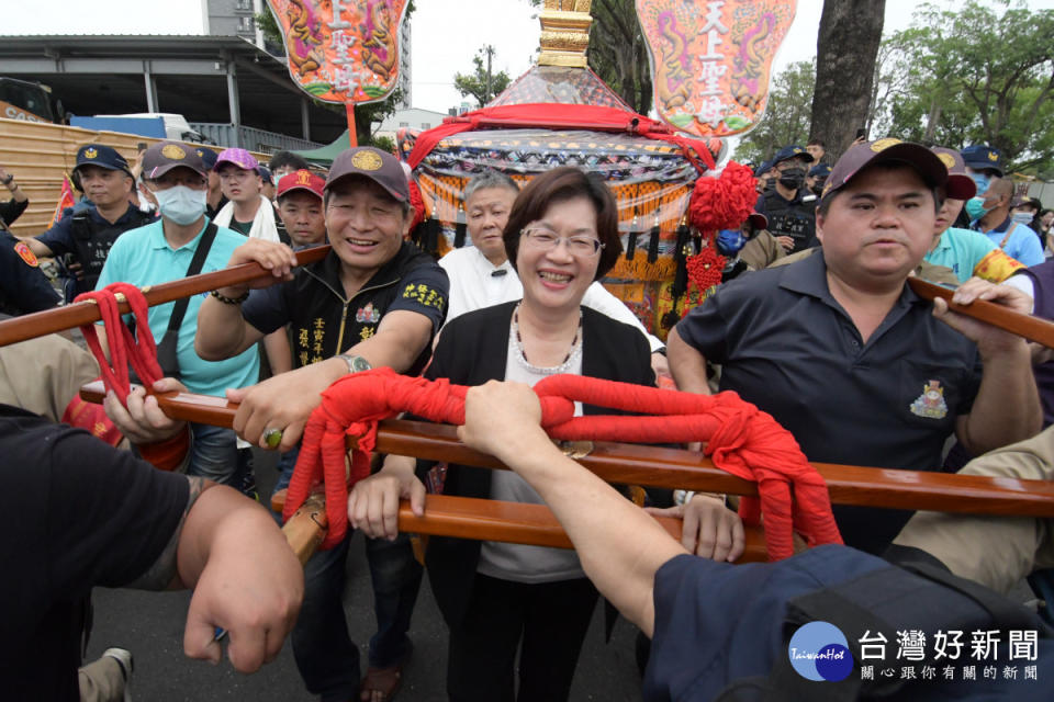 縣長王惠美迎接媽祖鑾轎、扶轎。圖／記者鄧富珍翻攝