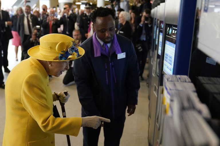 La reina Isabel prueba una Oyster Card en las máquinas de Paddington Station. (Photo by Andrew Matthews / POOL / AFP)