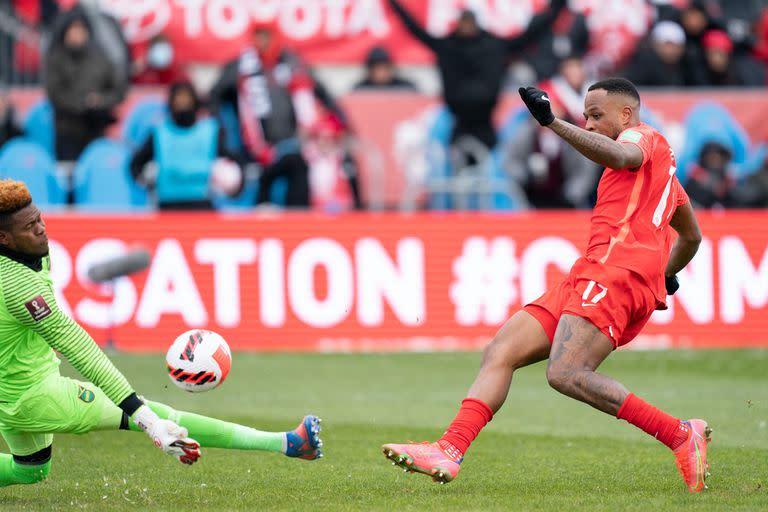 Cyle Larin, en acción, en el gol frente a Jamaica; Canadá se metió sin sobresaltos en Qatar 2022