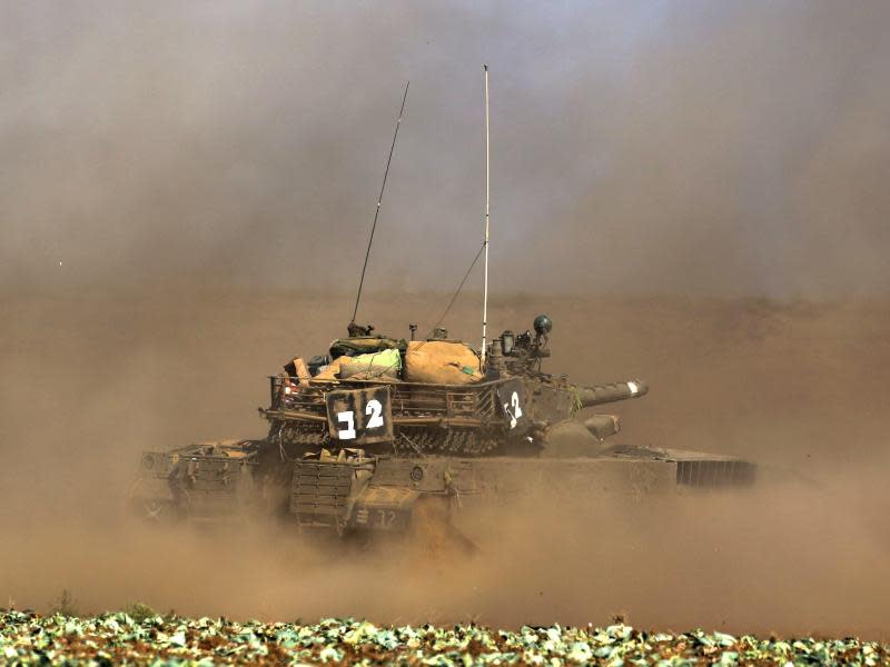 Ein israelischer Merkava-Panzer patrouilliert an der Grenze zum Gazastreifen. Foto: Atef Safadi