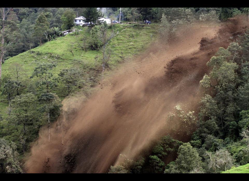 A landslide falls down the side of a mountain in Sabinas, some 20 kilometers, 12 miles, west of Manizales, Colombia, Thursday, May 29, 2008. No victims were reported, officials said. (AP Photo/ John Jairo Bonilla)  