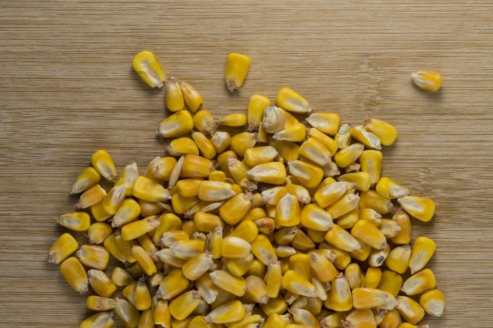 <p>100 gramos de maíz cocido tienen 21 gramos de carbohidratos. Seguro que te gustará saber que <strong>las <a href="https://www.menshealth.com/es/nutricion-dietetica/a28358979/palomitas-maiz-envejecimiento/" rel="nofollow noopener" target="_blank" data-ylk="slk:palomitas de maíz son un crujiente aliado contra el envejecimiento" class="link ">palomitas de maíz son un crujiente aliado contra el envejecimiento</a>.</strong><br></p>