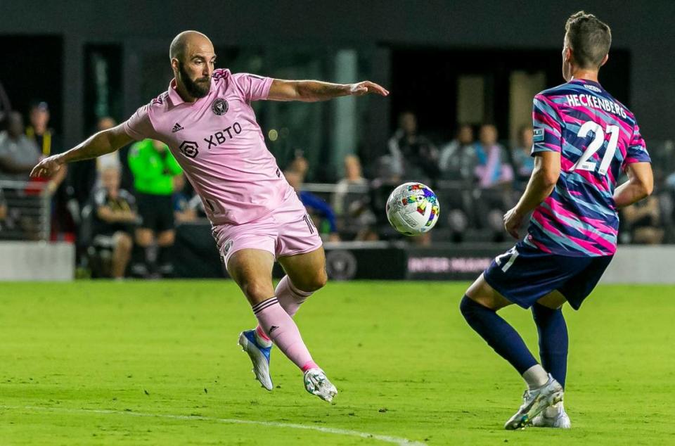 El delantero del Inter Miami Gonzalo Higuaín (izq.) patea la pelota ante la marca de Christopher Heckenberg, del Tormenta FC, en la Copa de Estados Unidos, celebrado el 10 de mayo de 2022 en en el DRV PNK Stadium en Fort Lauderdale, Florida.