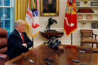 <p>US-Präsident Donald Trump gibt im Oval Office ein Interview. Journalisten sowie Mitarbeiter des Weißen Hauses haben deshalb mehrere Diktier- und Aufnahmegeräte auf dem Schreibtisch platziert. (Bild: Reuters/Leah Millis) </p>