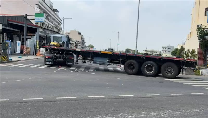 聯結車駕駛表示，腳踏車疑似在車身右側的視線死角，直到聽到聲音才驚覺撞到人。(圖／翻攝畫面)