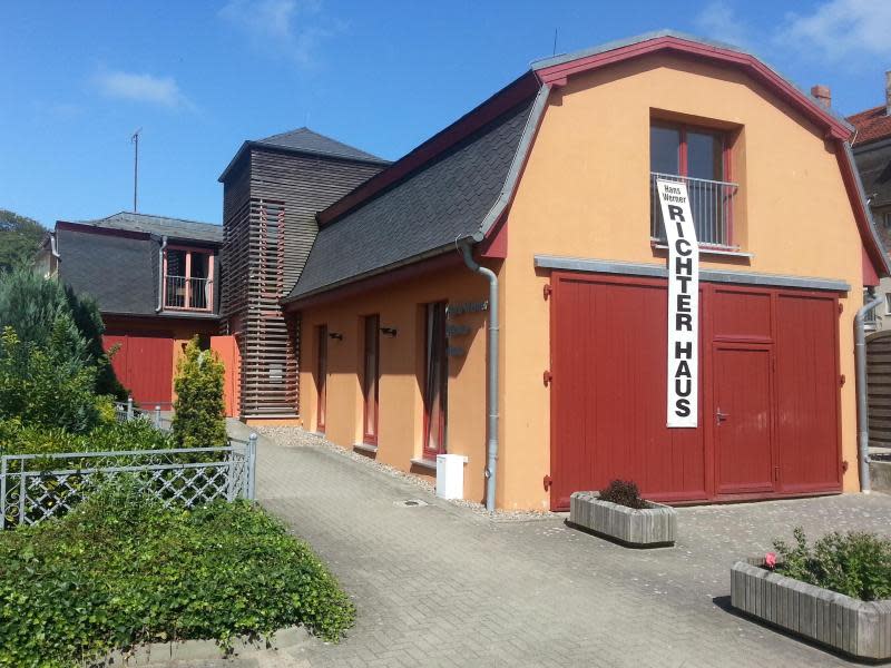 Hans-Werner Richter hat als Kind in Bansin gelebt - das ehemalige Feuerwehrhaus dort ist heute ein Museum, das sich dem Mitbegründer der Gruppe 47 widmet. Foto: Usedom Tourismus/Robert Zimmermann