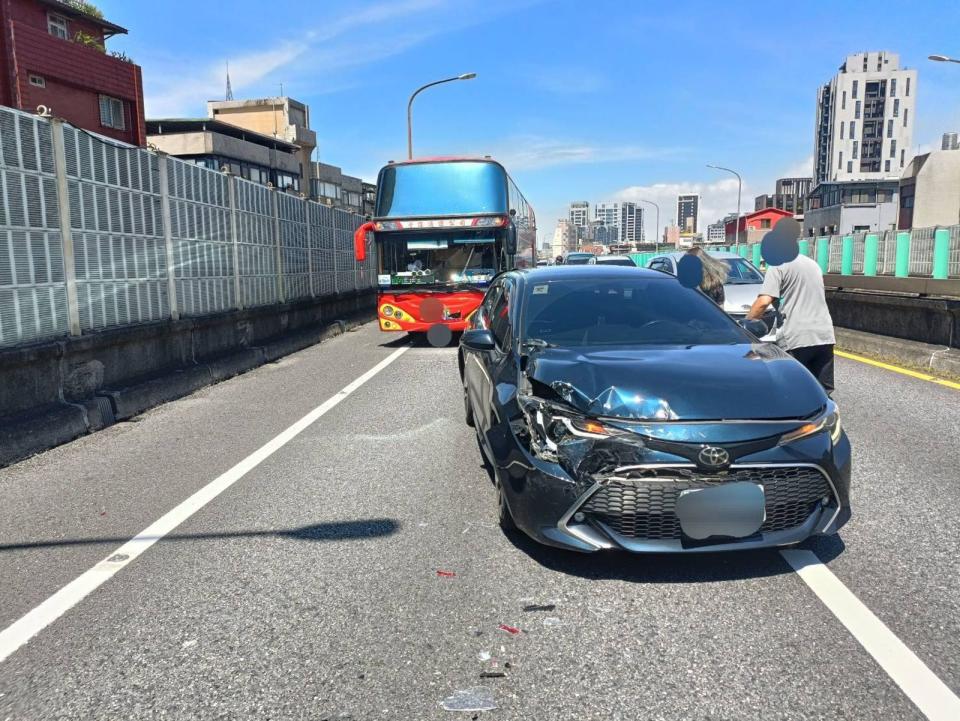 顏若芳今早駕車行駛在市民高架上，卻遭後方遊覽車追撞。（翻攝畫面）