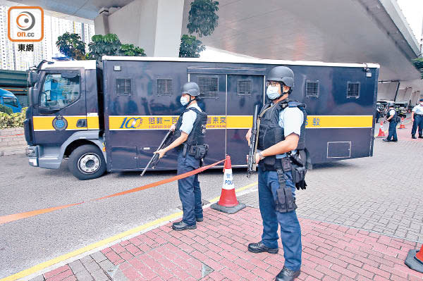 李宇軒遭押解上庭，警員持槍戒備。（袁志豪攝）