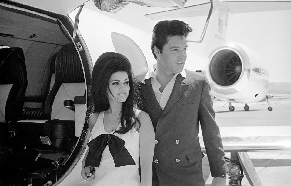 Elvis and Priscilla Presley Posing near Airplane (Bettmann / Bettmann Archive)