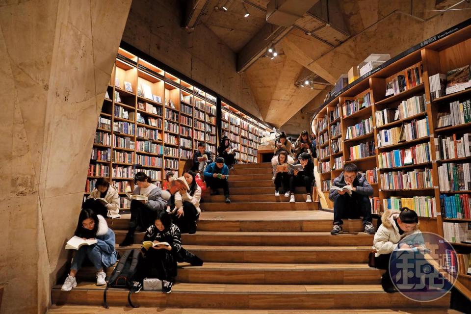 書店入口處兩旁階梯，永遠坐滿閱讀人潮，是方所成都店最美的風景。