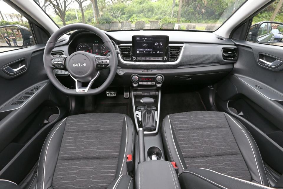 GT-line車型在D-Cut平底式方向盤、類碳纖維飾板以及Tiger Nose紋路皮布座椅等配件的襯飾下，更添運動性能氣息。