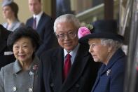 The President of Singapore Tony Tan and his wife Mary Chee (L) and Britain's Queen Elizabeth, arrive at Buckingham Palace, in London October 21, 2014. The President of Singapore Tony Tan and his wife Mary Chee started a four day state visit to the Britain on Tuesday. REUTERS/Carl Court/Pool (BRITAIN - Tags: ENTERTAINMENT POLITICS ROYALS TPX IMAGES OF THE DAY)