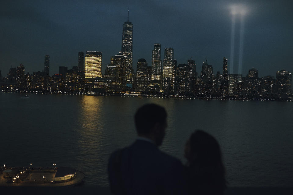 <p>Ein Paar in Jersey City betrachtet die beiden Türme aus Licht, die zur Erinnerung an die Anschläge vom 11. September auf den Himmel über New York gerichtet sind. (Bild: AP Photo/Andres Kudacki) </p>