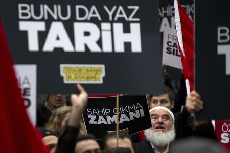 People take part in a protest against the Turkish Government for issuing an arrest warrant for U.S.-based Muslim cleric Fethullah Gulen in the Manhattan borough of New York, December 20, 2014. REUTERS/Carlo Allegri