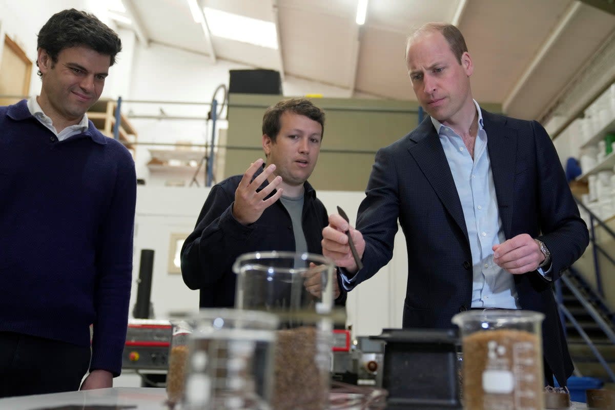 Prince William talks to Notpla co-founders Rodrigo Garcia Gonzalez and Pierre Paslier (via REUTERS)