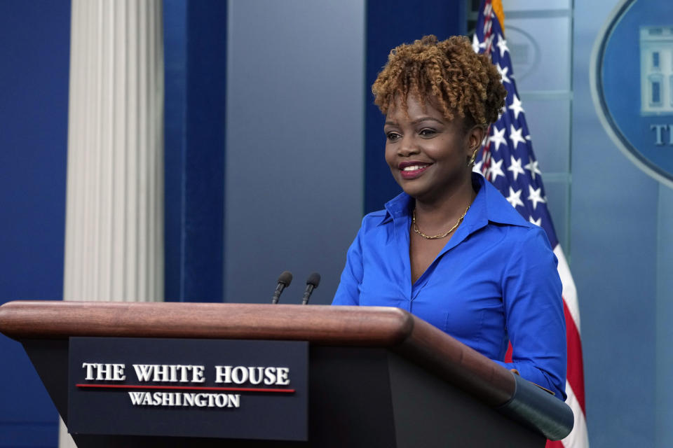 La secretaria de prensa de la Casa Blanca, Karine Jean-Pierre, hace declaraciones durante su conferencia de prensa diaria en la Casa Blanca, en Washington, el martes 2 de mayo de 2023. (AP Foto/Susan Walsh)