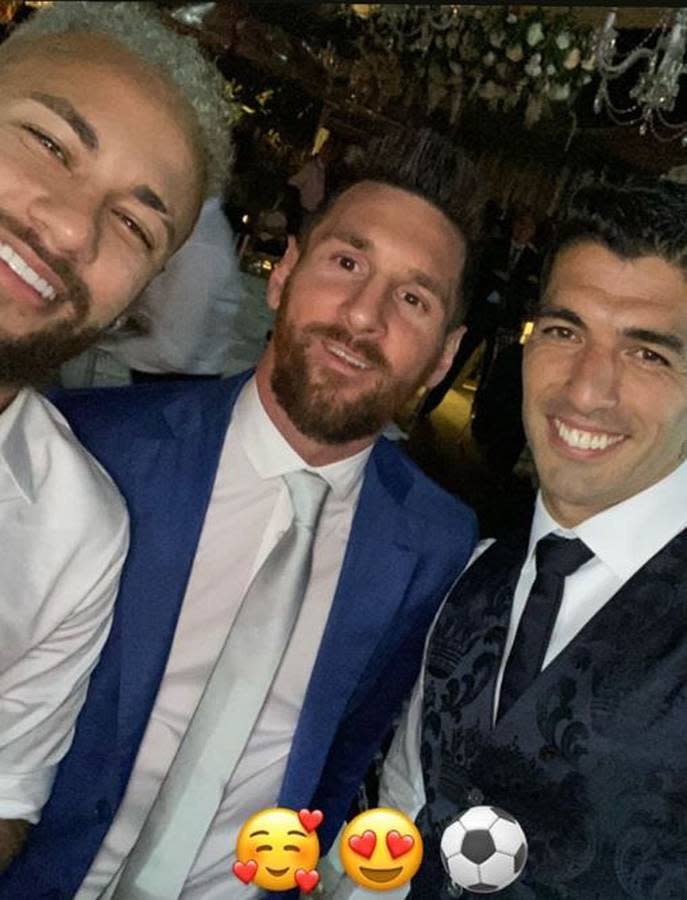 Neymar (l.) endlich wieder vereint mit Lionel Messi (M.) und Luis Suárez - wenn auch nur auf einer Party und nicht beim FC Barcelona. Der Brasilianer feierte mit den Ex-Kollegen in Uruguay