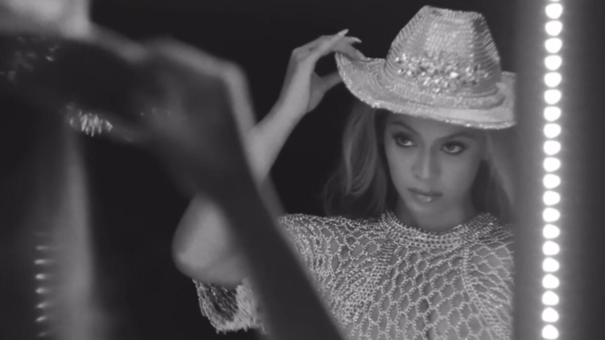  Beyoncé in 16 Carriages official visualizer. 