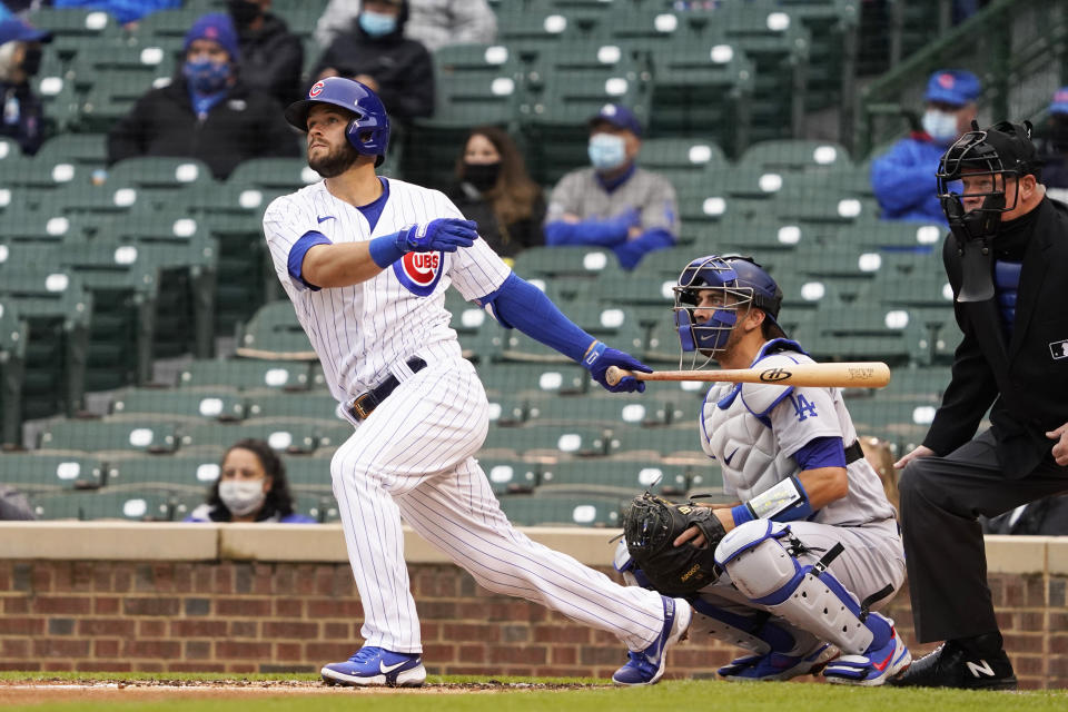 David Bote, de los Cachorros de Chicago, batea un doblete en el primer inning del primer juego de una doble cartelera ante los Dodgers de Los Ángeles, el martes 4 de mayo de 2021 (AP Foto/David Banks)